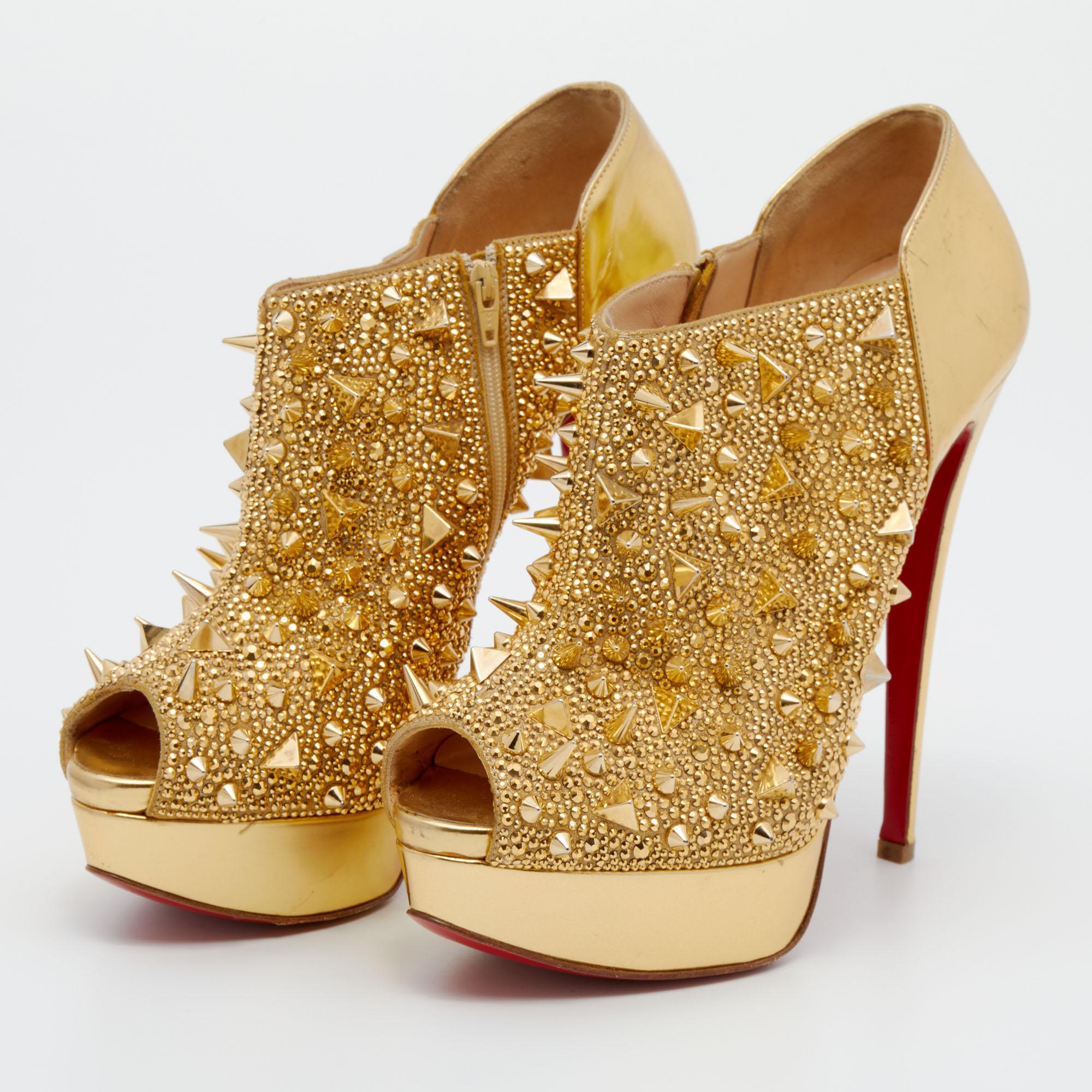 Make every step count when you move around with these Christian Louboutin booties. Chic and bold, they are the epitome of feminine style. The pair is exquisitely crafted from metallic gold leather and is added with a zipper closure at the sides.