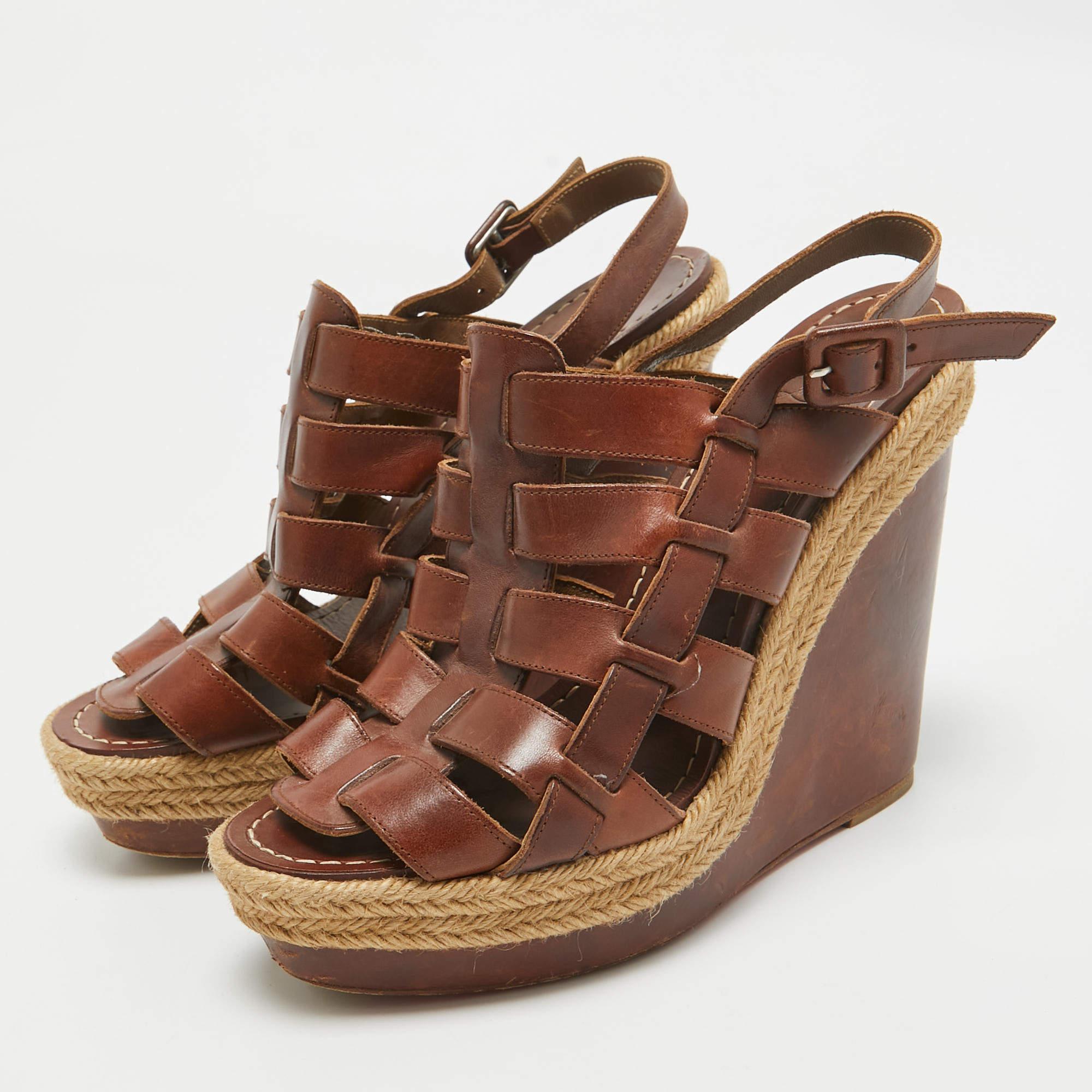 These sandals will frame your feet in an elegant manner. Crafted from quality materials they display a classy design and comfortable insoles.