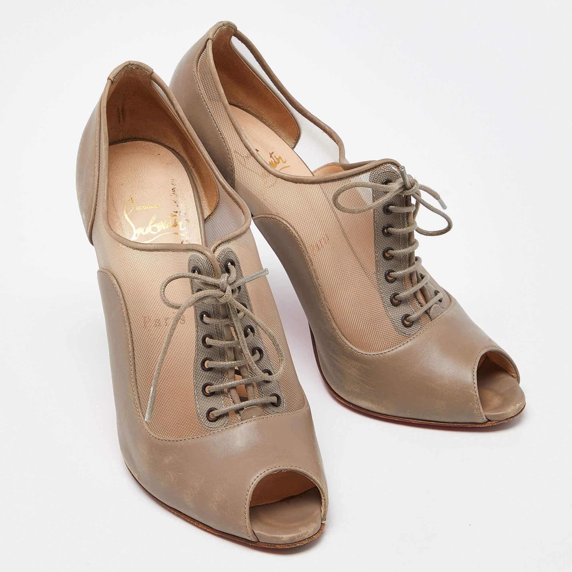 Christian Louboutin Leather Flannel Lady Peep Toe Lace Up Oxford Booties 38.5 In Fair Condition For Sale In Dubai, Al Qouz 2