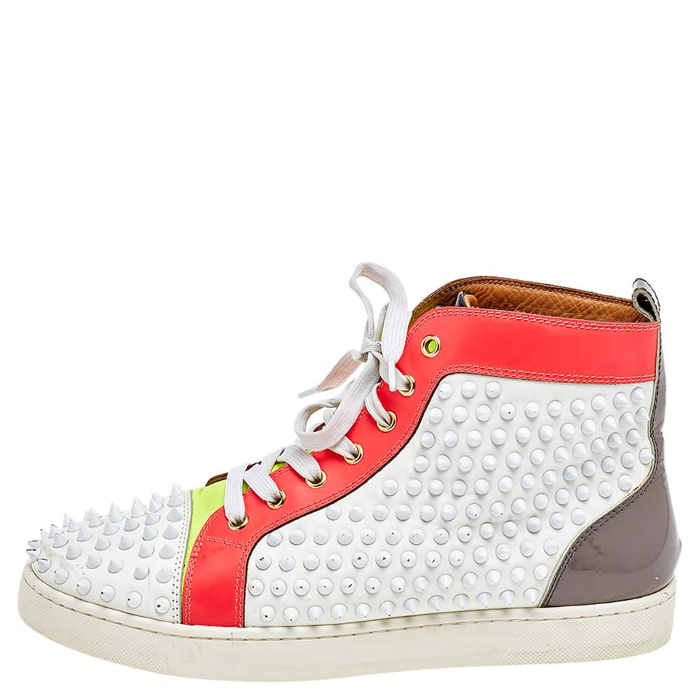We see the edgy aesthetic of Christian Louboutin well-translated into these sneakers. They are crafted from quality materials and detailed with spikes all over. Lace-ups and leather insoles complete them. The red soles of the high-top Louis sneakers