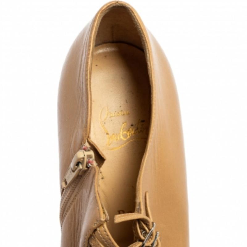 Christian Louboutin es una elección popular entre los amantes del lujo. Este par de botines superelegantes, fabricados en piel, tienen la puntera abierta, detalles de hebillas y herrajes plateados. Se completan con tacones de 12 cm y suelas rojas.