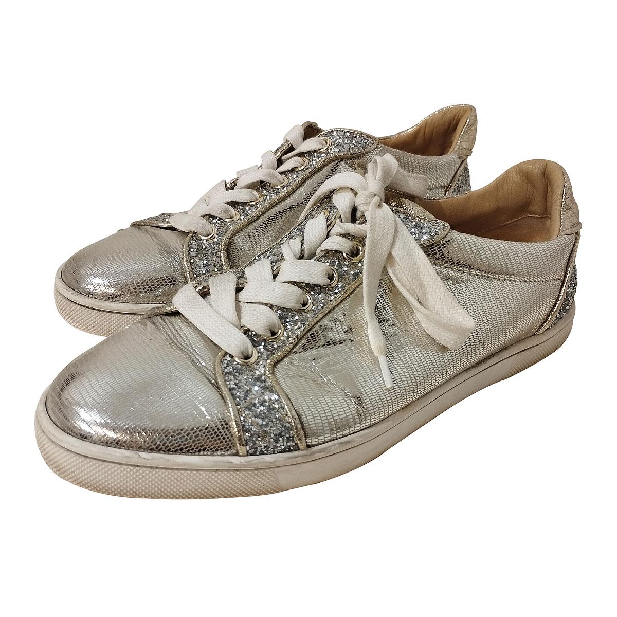 Beautiful and chic Louboutin's sneakers
Leather
Silver/platinum color
Laced
Glitter
White rubber sole
Worldwide fast shipping included in the price