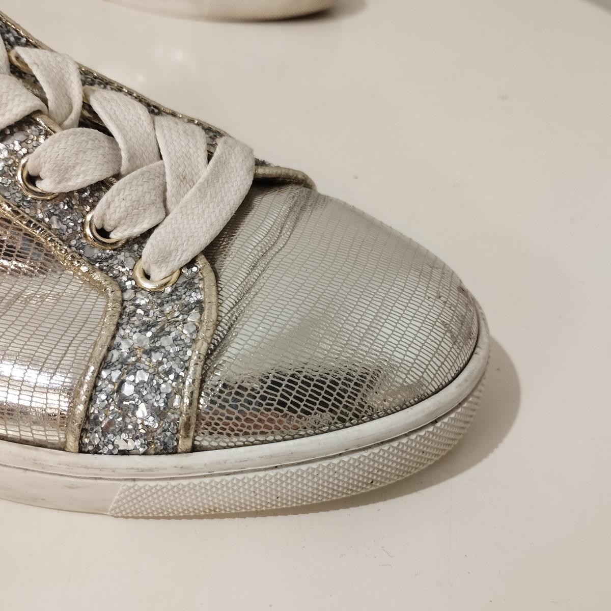 Women's Christian Louboutin Leather Sneakers IT 37, 5 For Sale