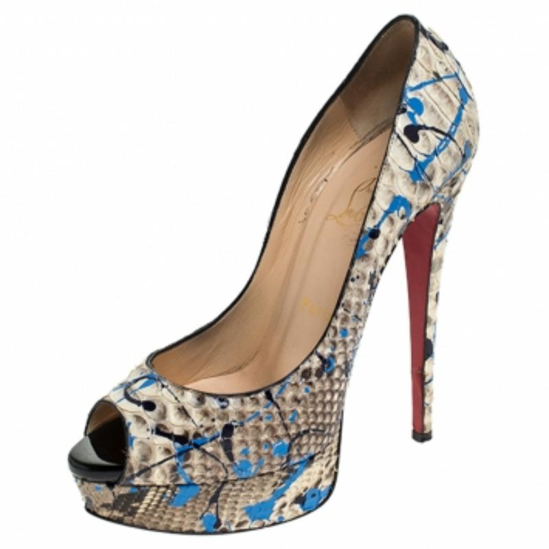 Démarquez-vous de la foule avec cette magnifique paire de Louboutins, qui exsudent la haute couture avec classe ! Collectionnée en cuir de python, elle est issue de la collection Lady Peep. Ils présentent une teinte multicolore, des bouts pointus et