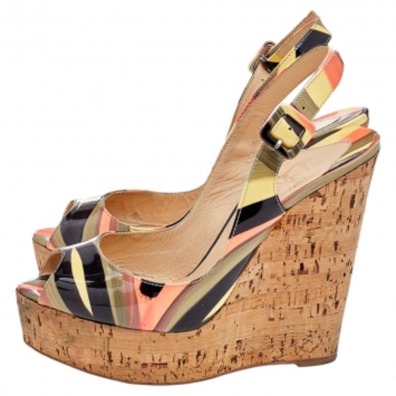 Questi sandali Eleg Plume di Christian Louboutin doneranno eleganza e classe al tuo abbigliamento. Realizzate in vernice multicolore, hanno la punta a spillo, il tacco a spillo in sughero e la chiusura a strappo. Le scarpe sono impreziosite da