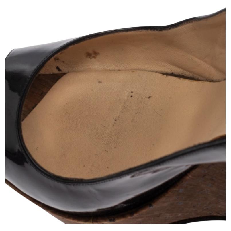 Laissez vos pieds parler avec ces chaussures compensées Une Plume de Christian Louboutin. Fabriquée en cuir verni, cette paire de sandales est synonyme de luxe et de style. Ils sont dotés d'un peep toes, d'une semelle intérieure confortable et d'un