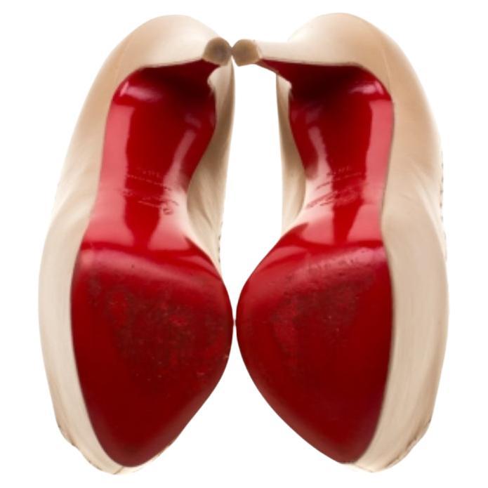 Les sandales Zoulou de Christian Louboutin sont conçues pour encadrer élégamment les pieds. Fabriquées en cuir, ces sandales sont dotées de multiples brides sur l'empeigne, de peep-toes et de talons de 13,5 cm soutenus par des plates-formes. La