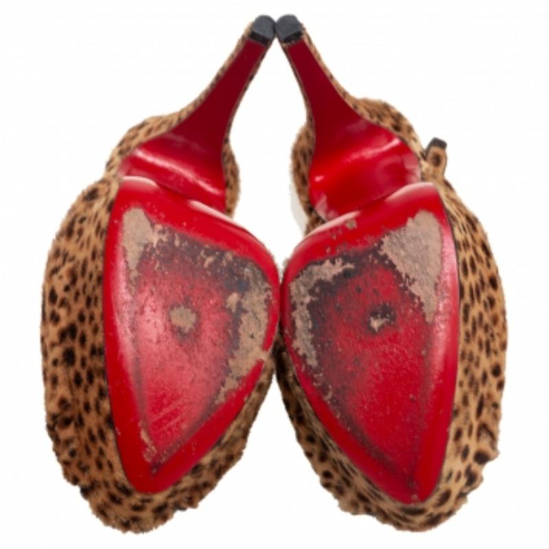 Incorpora a tu estilo una fina mezcla de opulencia y recato luciendo creaciones asombrosas como éstas. Estos zapatos de salón Jenny de Christian Louboutin son encantadores y elegantes en todos los sentidos. Están hechos de pelo de becerro marrón con