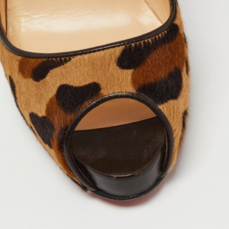 Sfoggiate uno stile elegante con questo paio di décolleté. Queste scarpe eleganti sono realizzate con materiali di qualità. Sono montati su suole resistenti e tacchi eleganti.