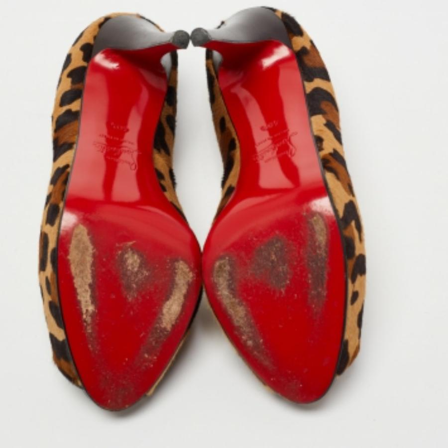 Christian Louboutin, con stampa leopardata e capelli di vitello, Very Prive Peep Toe Pumps Taglia 40.5 In condizioni buone in vendita a Dubai, Al Qouz 2
