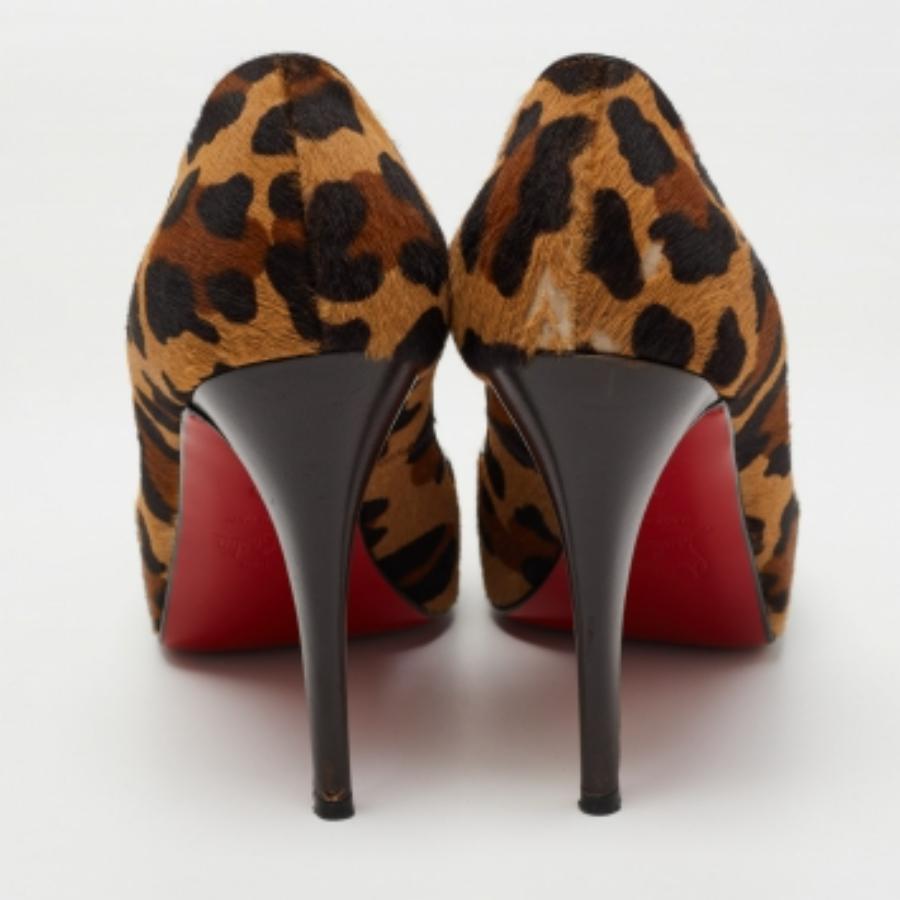 Donna Christian Louboutin, con stampa leopardata e capelli di vitello, Very Prive Peep Toe Pumps Taglia 40.5 in vendita