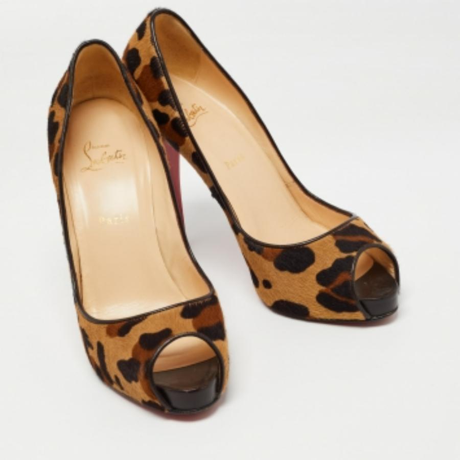Christian Louboutin, con stampa leopardata e capelli di vitello, Very Prive Peep Toe Pumps Taglia 40.5 in vendita 1