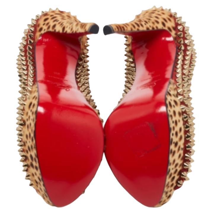 El seductor diseño y el gran tono de estos zapatos de salón Christian Louboutin hacen que este par sea imprescindible. Elaborados con maestría a partir de dos materiales, estos zapatos de tacón de aguja se asientan sobre una base duradera y un