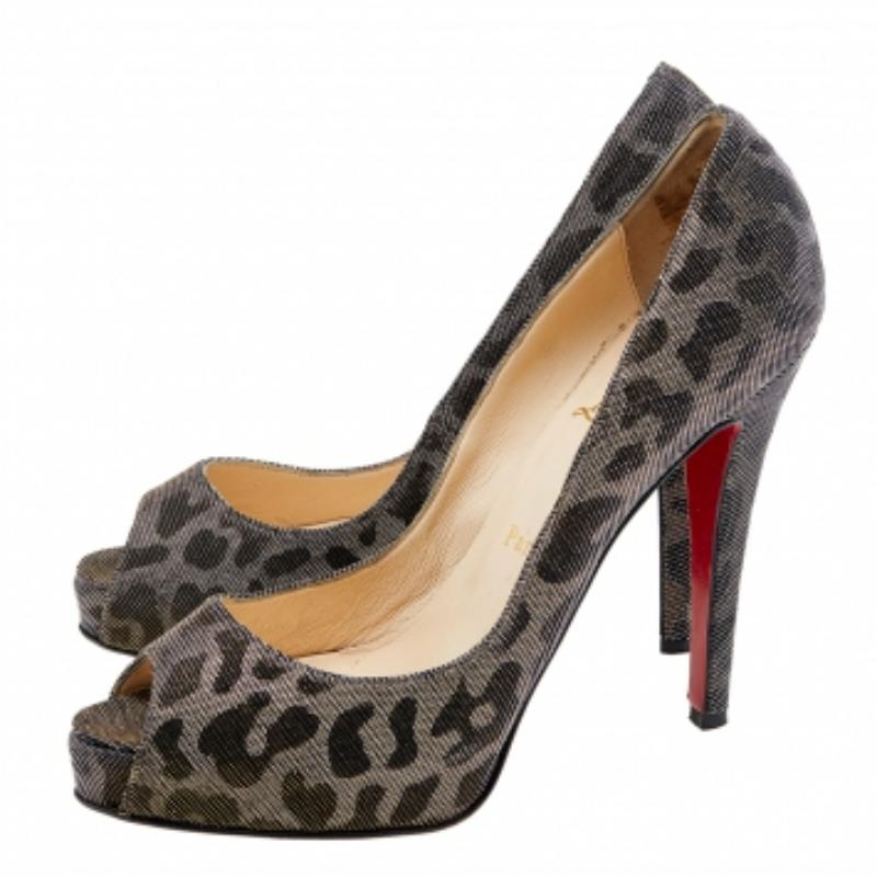 Glamorous and appealing, these New Very Prive pumps from Christian Louboutin will certainly leave you looking spectacular for the day. They are made from metallic leopard-printed lurex fabric on the exterior. They showcase peep-toes, platforms, and