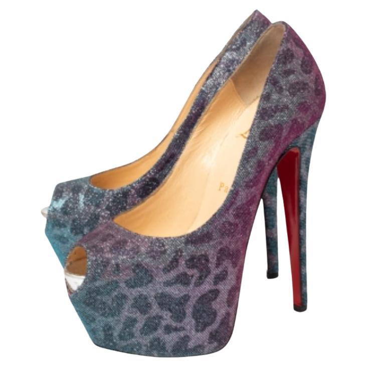 Montés sur des talons imposants et confectionnés avec une grande perfection, ces escarpins Highness de Christian Louboutin sont là pour rehausser votre style et l'élever de quelques crans. Ils sont créés à partir de tissu lurex imprimé léopard