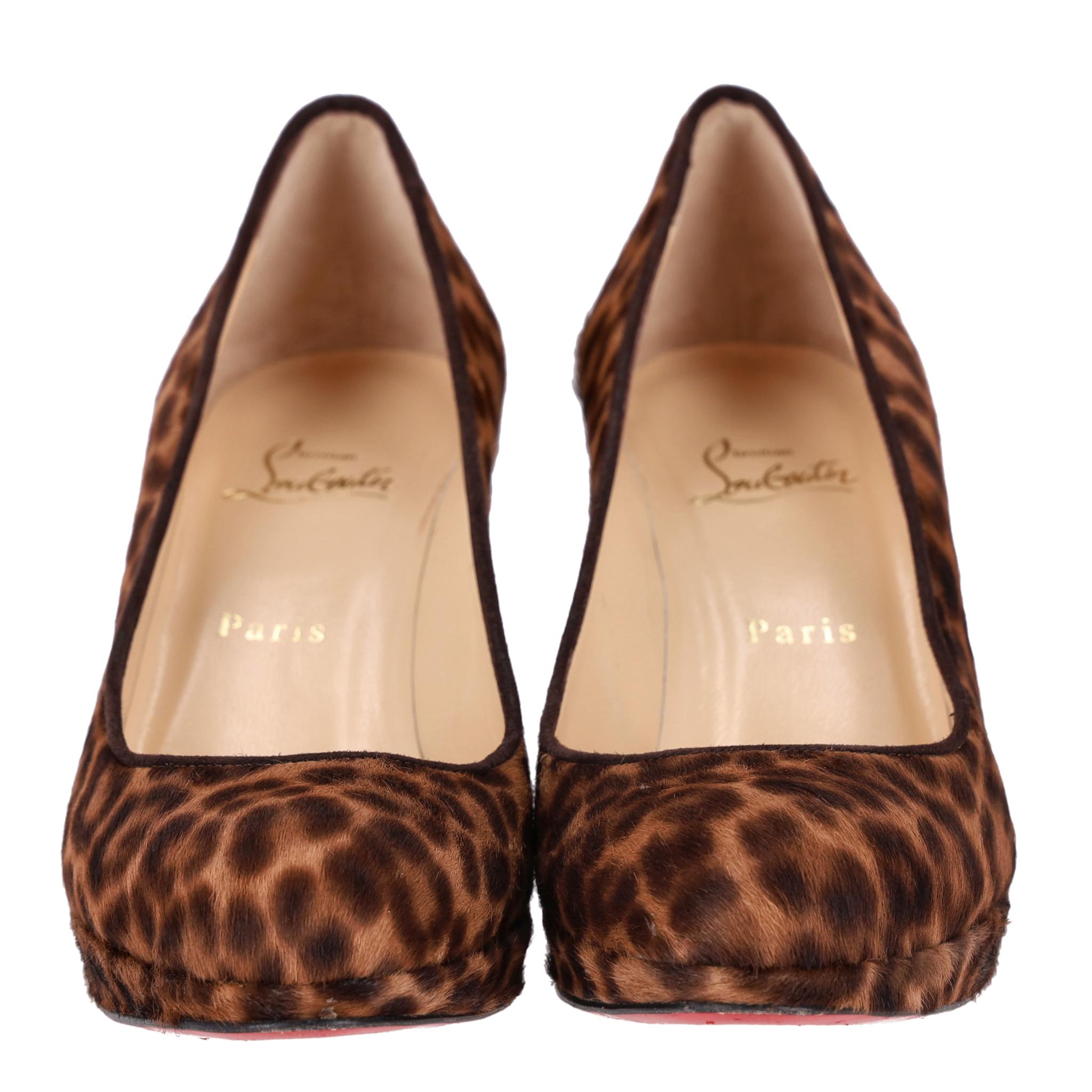 Christian Louboutin Leopard Print Pony Haar Bianca Pumps

Braune Absätze mit Leopardenmuster aus Kalbsleder mit Ponyhaar.

Mit runder Schuhspitze, Plateau und Stilettoabsatz.

Innenfutter aus Leder und die charakteristischen roten Sohlen der
