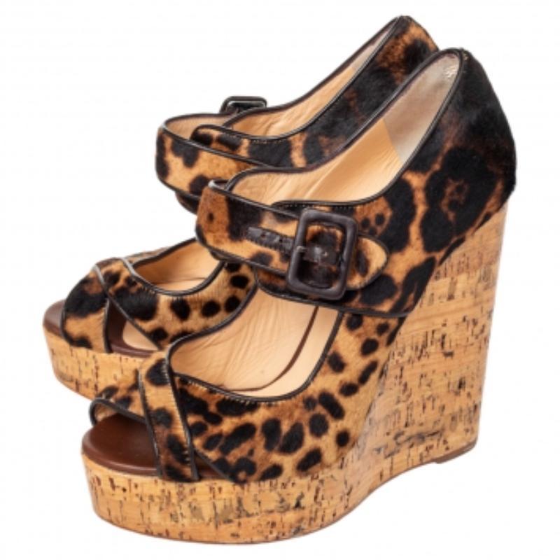 Ces sandales de Christian Louboutin sont parfaites pour être associées à n'importe quelle tenue de votre choix. Ces sandales marron sont parfaites pour une journée décontractée ou un brunch entre amis. Elles sont confectionnées en poils de poney à