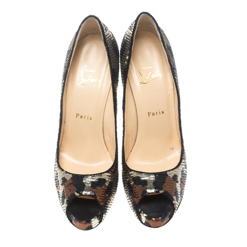 This stunning pair of Very Prive pumps from Christian Louboutin are sure to add some glimmer to your outfits. The peep-toe pumps are covered in sequins of leopard prints and they come with comfortable leather insoles. They are complete with 12.5 cm