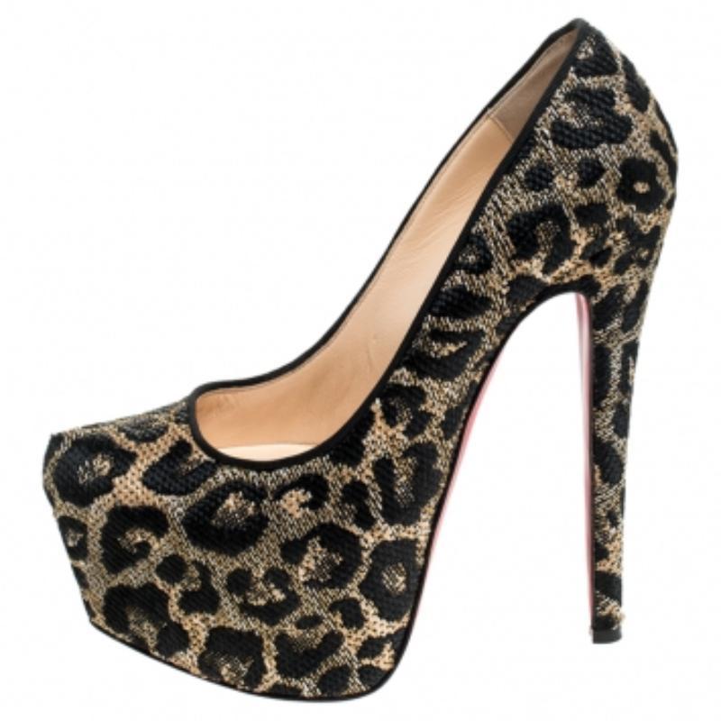 Portez votre amour pour les Louboutin à de nouveaux sommets en ajoutant cette magnifique paire à votre collection. Les escarpins évoquent tout simplement la haute couture dans chaque point et chaque courbe. L'extérieur est en raphia tissé avec un