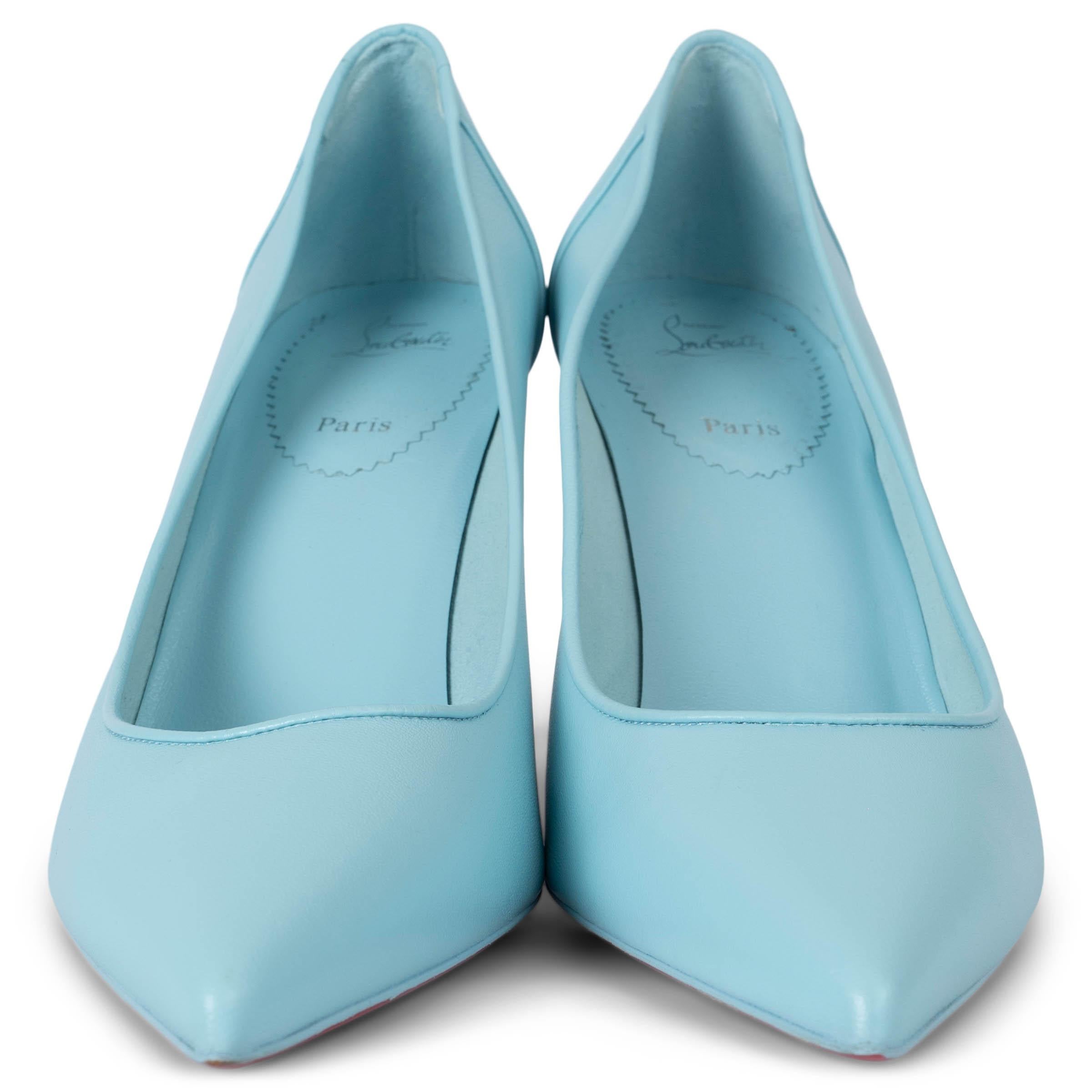 100% authentique Christian Louboutin Sporty Kate 85 escarpins à bout pointu en cuir lisse bleu clair. État neuf. 

Mesures
Taille imprimée	40
Taille des chaussures	40
Semelle intérieure	27cm (10.5in)
Largeur	7.5cm (2.9in)
Talon	8.5cm (3.3in)

Toutes