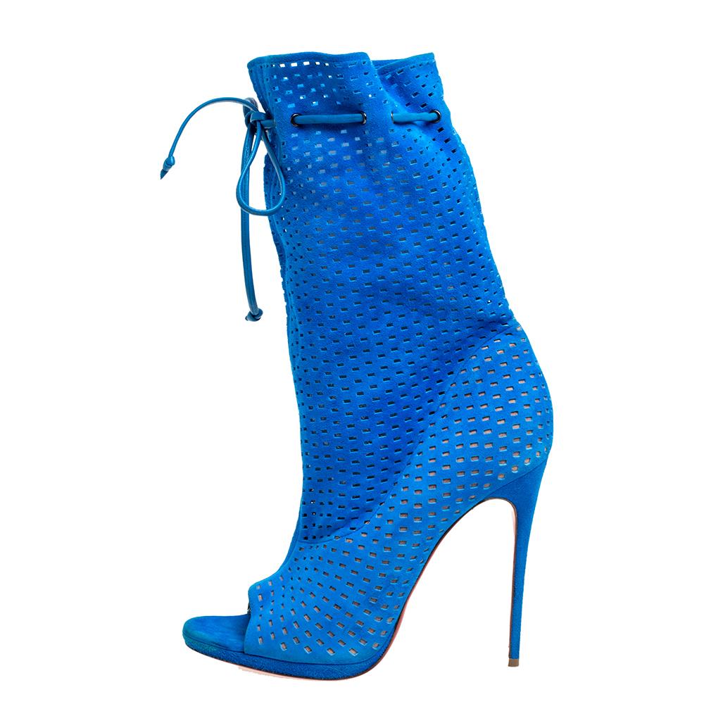 Add these uber-stylish Jennifer boots to your shoe collection right away! Meticulously crafted in Italy, they are made from perforated suede in a light blue shade, and the drawstring at the top can be adjusted to create the desired silhouette. These