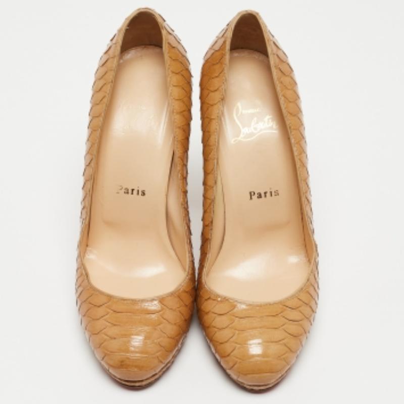 Christian Louboutin Light Brown Patent Python Grapi Pumps Size 38 In Good Condition For Sale In Dubai, Al Qouz 2