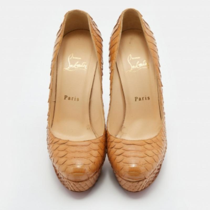 Marrone Christian Louboutin Pumps con piattaforma Bianca in pelle di pitone marrone chiaro misura 37 in vendita
