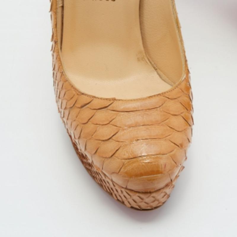 Christian Louboutin Pumps con piattaforma Bianca in pelle di pitone marrone chiaro misura 37 In condizioni buone in vendita a Dubai, Al Qouz 2