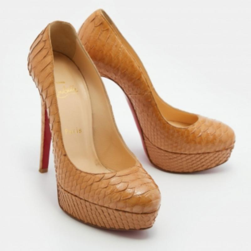 Donna Christian Louboutin Pumps con piattaforma Bianca in pelle di pitone marrone chiaro misura 37 in vendita