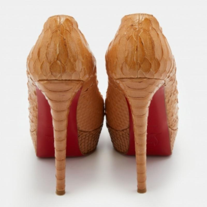 Christian Louboutin Pumps con piattaforma Bianca in pelle di pitone marrone chiaro misura 37 in vendita 1