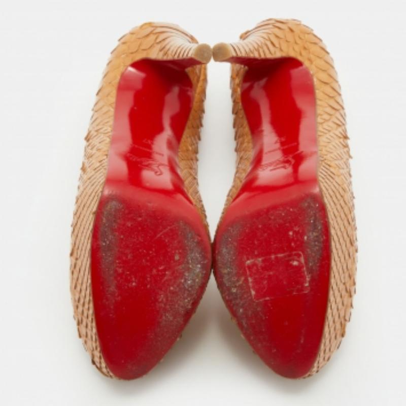 Christian Louboutin Pumps con piattaforma Bianca in pelle di pitone marrone chiaro misura 37 in vendita 2
