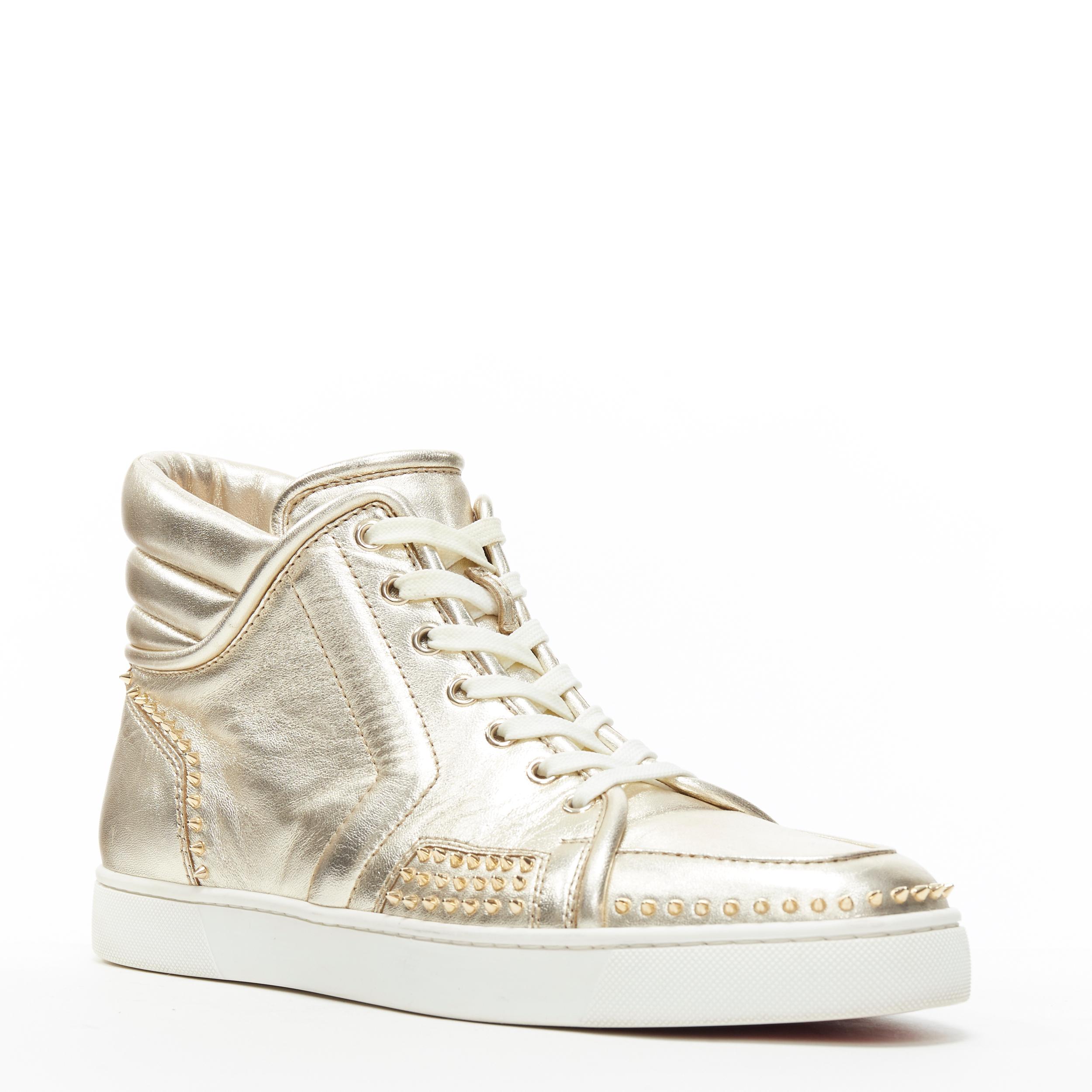 CHRISTIAN LOUBOUTIN light metallic gold spike studded high top sneaker EU43.5
Brand: Christian Louboutin
Designer: Christian Louboutin
Model Name / Style: High top sneaker
Material: Leather
Color: Gold
Pattern: Solid
Closure: Lace up
Extra Detail: