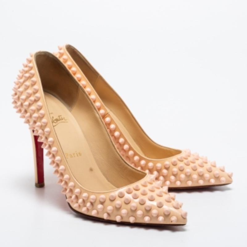 Christian Louboutin Light Peach Patent Leather Pigalle Spikes Pumps Size 36.5 Bon état - En vente à Dubai, Al Qouz 2