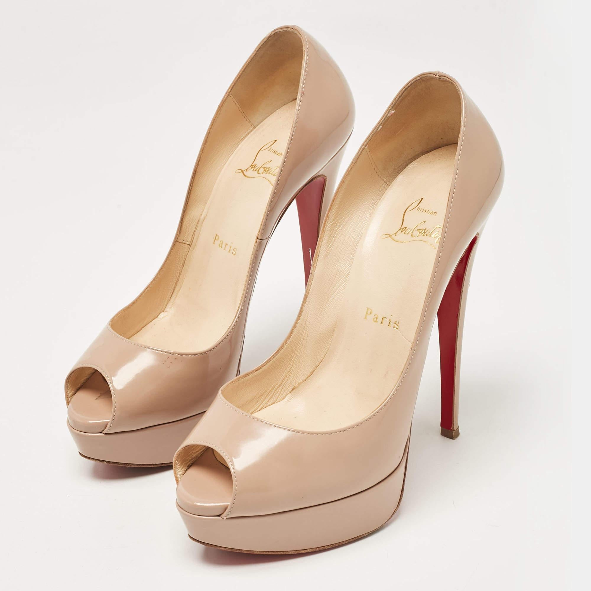 These light pink pumps from Christian Louboutin are meant to be a loved choice. Wonderfully crafted and balanced on sleek heels the pumps will lift your feet in a stunning silhouette.