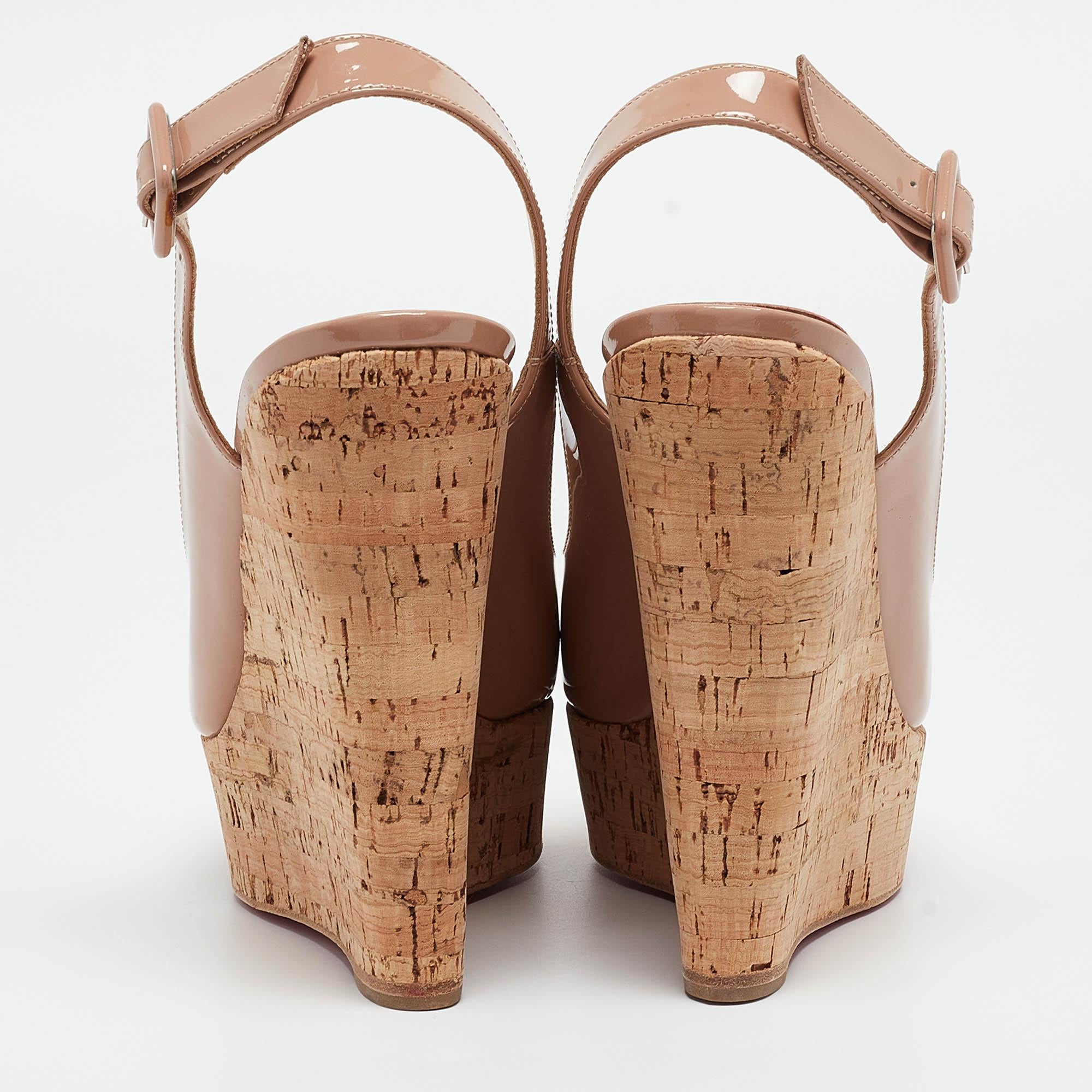 Christian Louboutin Hellrosa Lackleder Une Plume Keilsandalen Größe 37,5 Damen