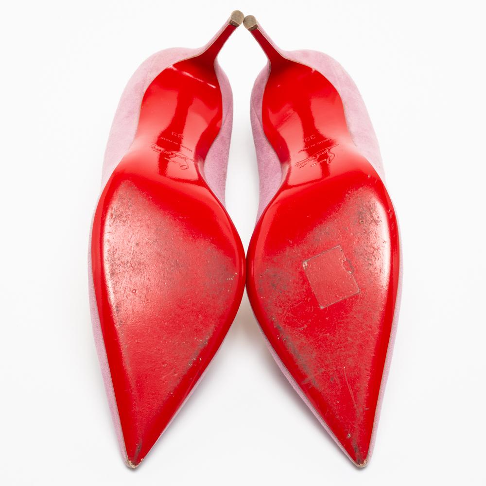 One of Christian Louboutin's most loved styles is the Kate pumps. These here are crafted in suede, flaunting a beautiful lilac shade with well-cut vamps, pointed toes, and 8.5 cm high heels that create a stunning silhouette.

Includes: Original
