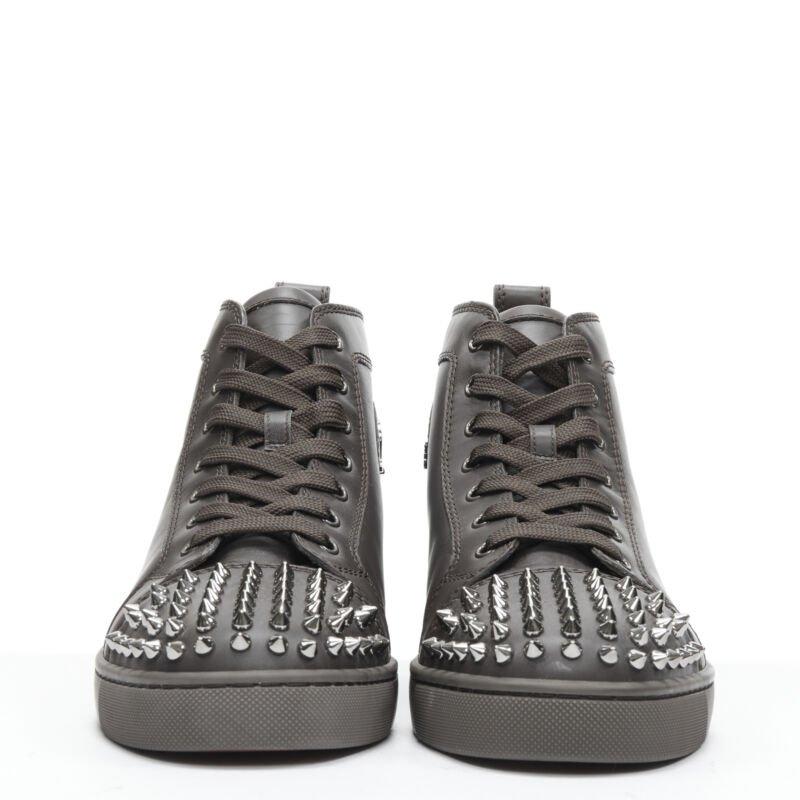 Grigio CHRISTIAN LOUBOUTIN Lou Spikes Orlatno marrone con borchie e punta alta EU40 in vendita