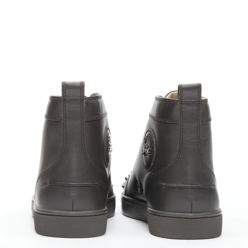 Uomo CHRISTIAN LOUBOUTIN Lou Spikes Orlatno marrone con borchie e punta alta EU40 in vendita