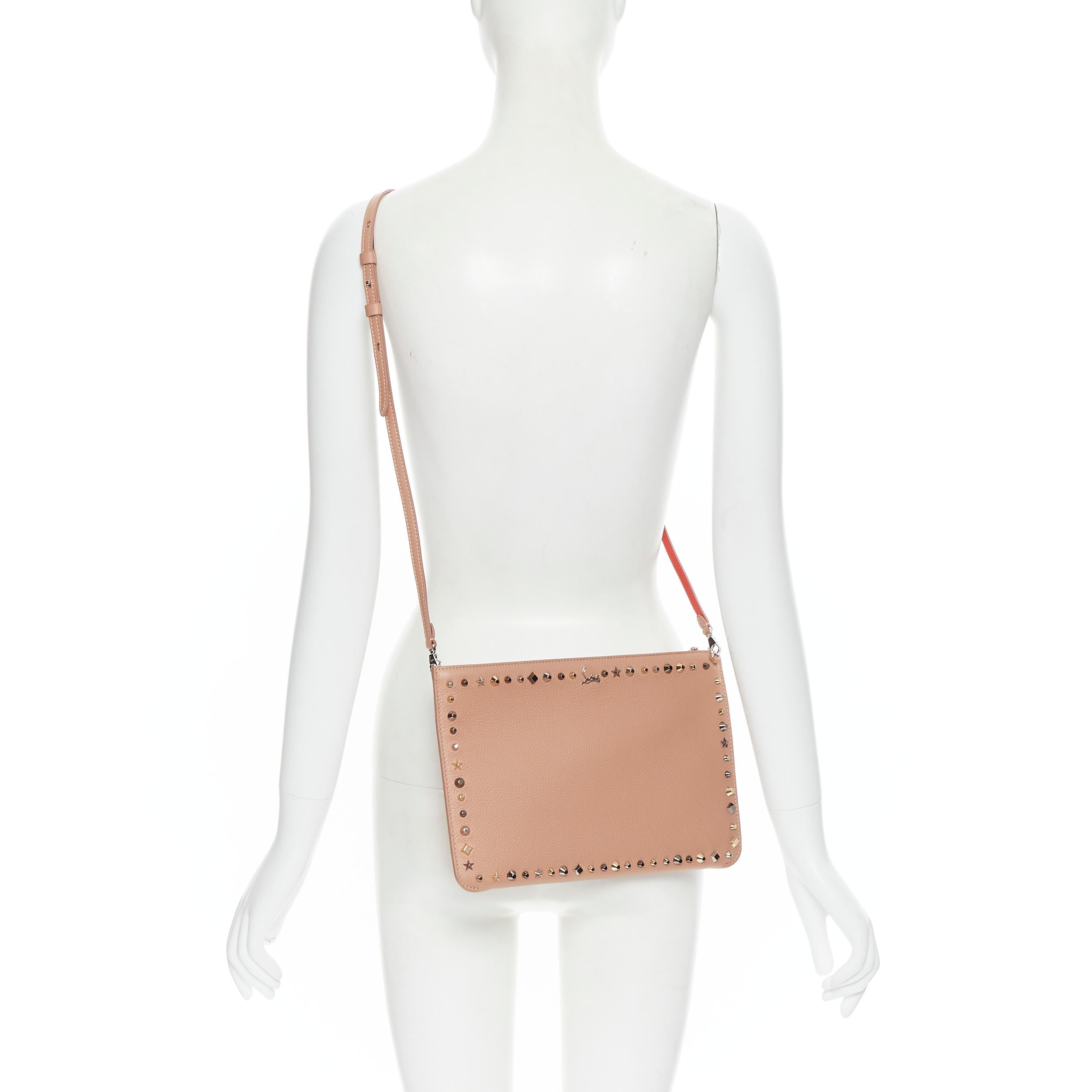 CHRISTIAN LOUBOUTIN Loubiclutch Trashmix Spike nude leather shoulder bag clutch 
Reference: TGAS/B00659 
Brand: Christian Louboutin 
Designer: Christian Louboutin 
Model: Loubiclutch Trashmix Spike 
Material: Leather 
Color: Beige 
Pattern: Solid