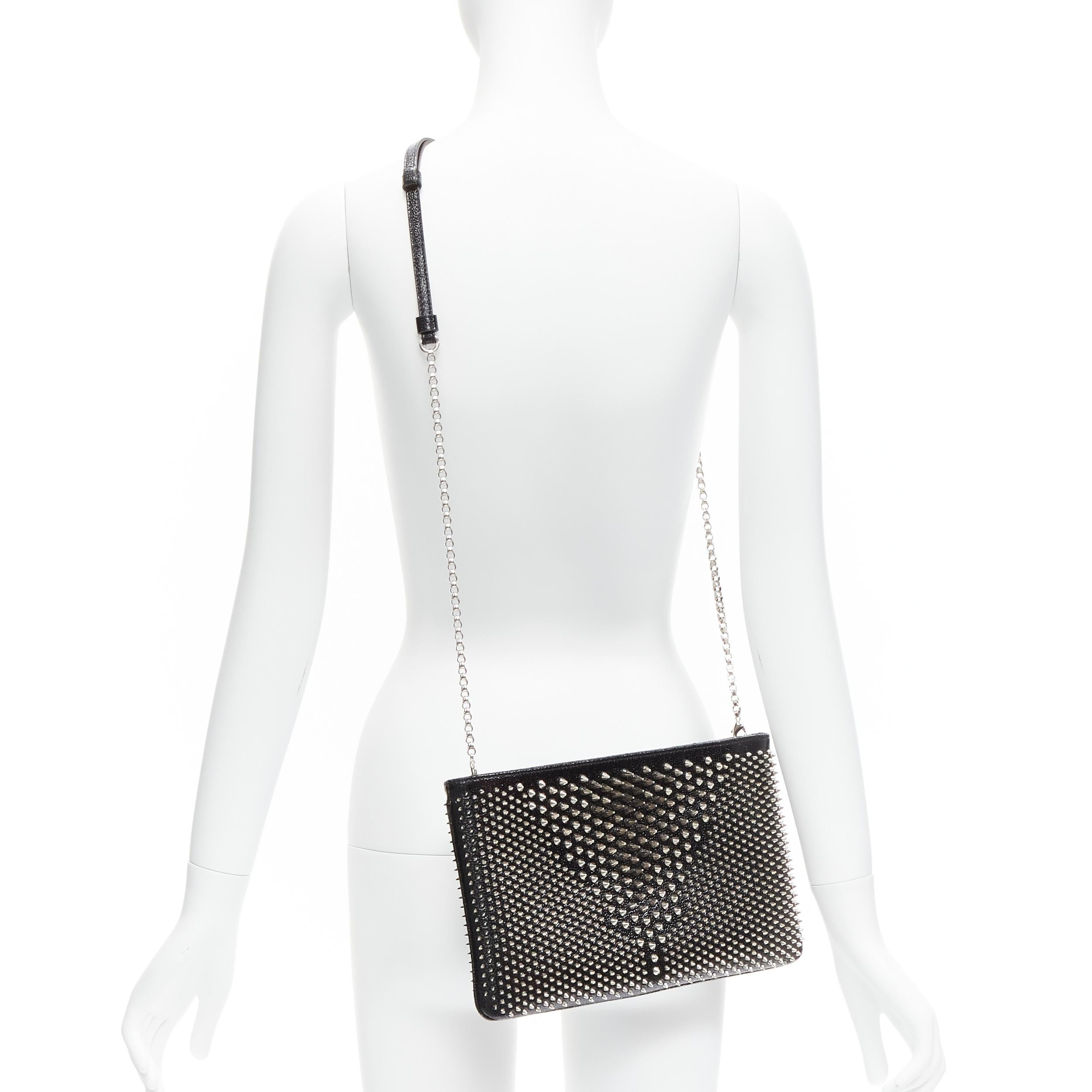 CHRISTIAN LOUBOUTIN Loubiposh noir clouté  pochette à bandoulière
Référence : TGAS/D00168
Marque : Christian Louboutin
Modèle : Loubiposh
MATERIAL : Cuir, métal
Couleur : noir, argent
Motif : clouté
Fermeture : Zip
Doublure : Tissu rouge
Détails