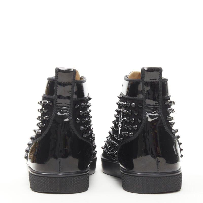 CHRISTIAN LOUBOUTIN Louis sneaker alta in velluto nero con borchie di cristallo EU41 In condizioni ottime in vendita a Hong Kong, NT