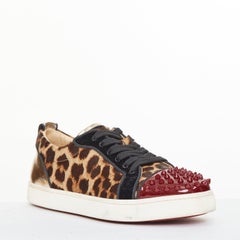 CHRISTIAN LOUBOUTIN Louis Junior Spikes – Low-Top-Sneaker aus Leoparden-Kalbsfell, Größe EU 39