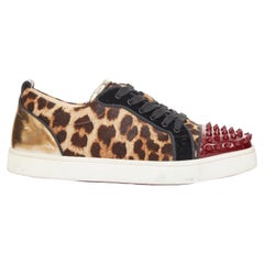CHRISTIAN LOUBOUTIN Louis Junior Spikes – Low-Top-Sneaker aus Leoparden-Kalbsfell, Größe EU 39