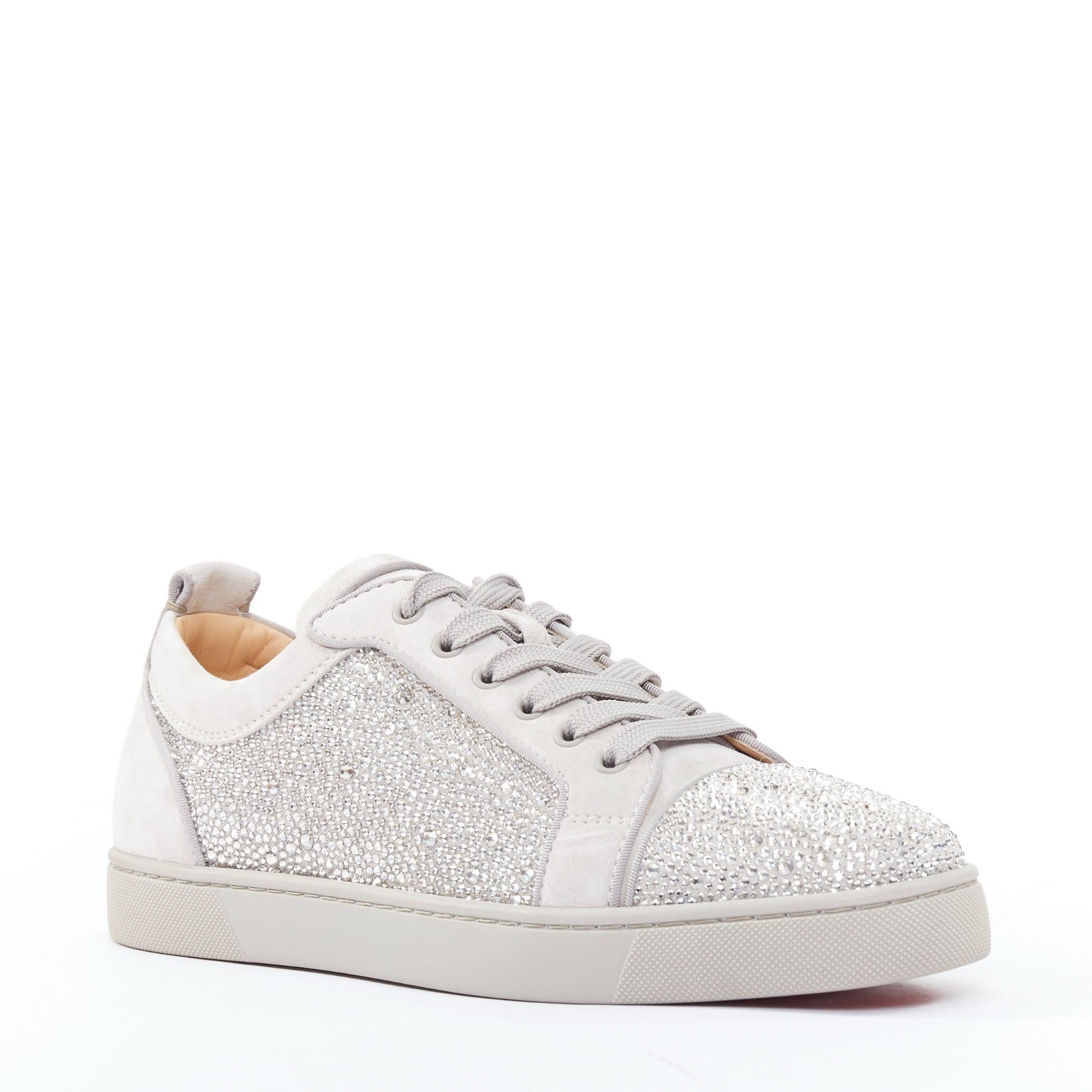 CHRISTIAN LOUBOUTIN Louis Junior Strass Flat argent cristal gris daim baskets EU44
Référence : TGAS/E00200
Marque : Christian Louboutin
Modèle : Louis Junior Strass Plat
Matière : Daim, autres
Couleur : Gris, Argent
Motif : Cristaux
Fermeture :