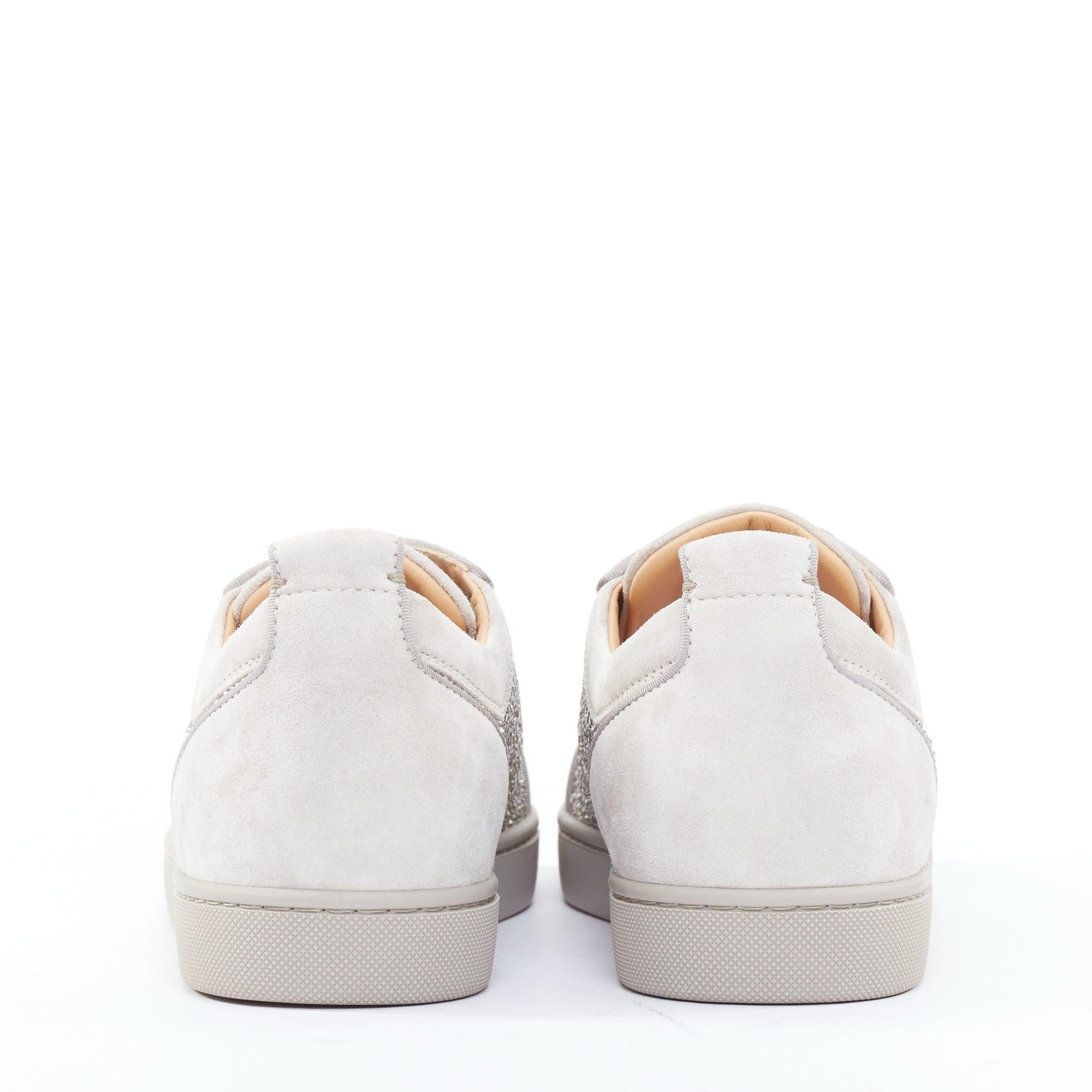 CHRISTIAN LOUBOUTIN Louis Junior - Escarpin plat en daim gris cristal argenté Pour hommes en vente