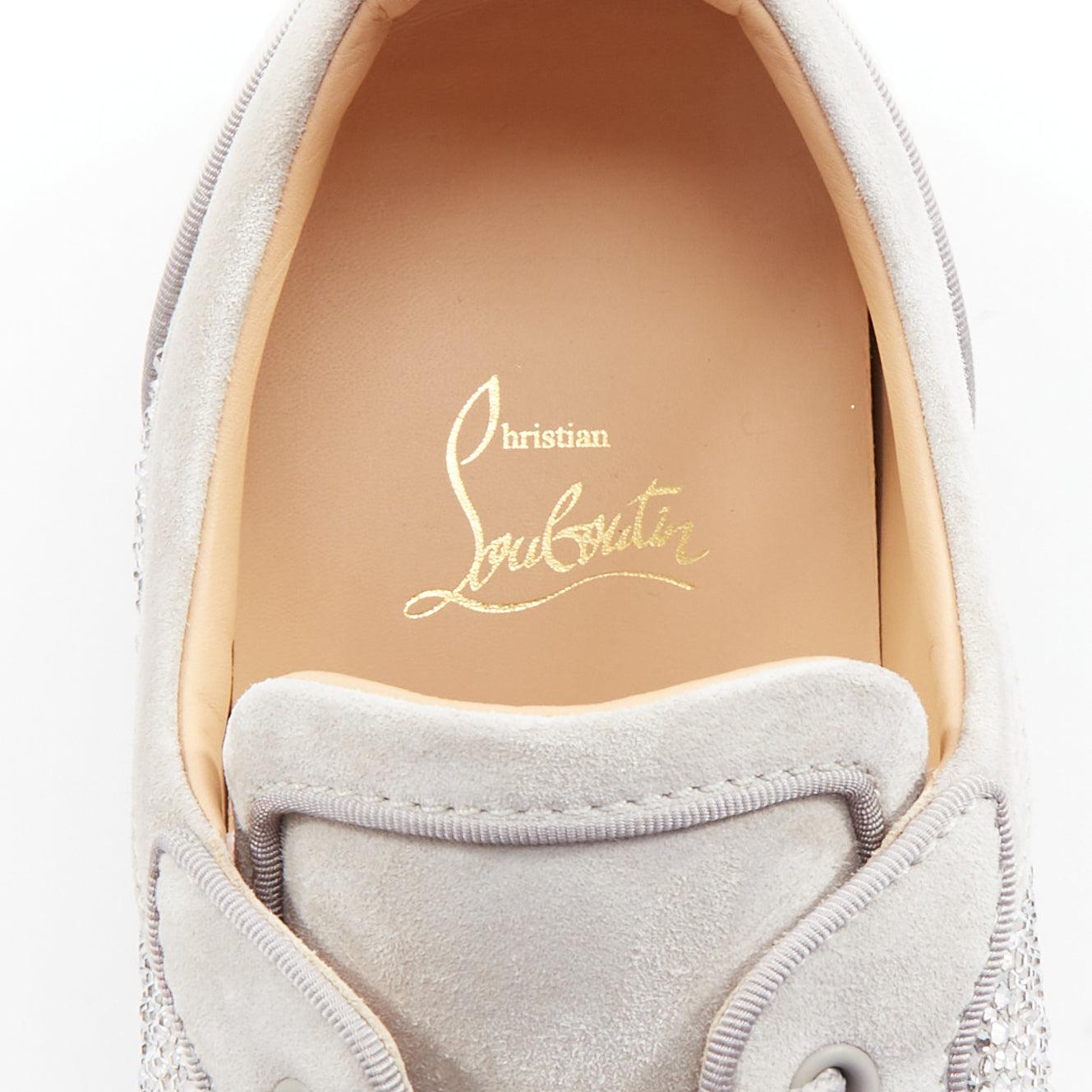 CHRISTIAN LOUBOUTIN Louis Junior - Escarpin plat en daim gris cristal argenté en vente 4
