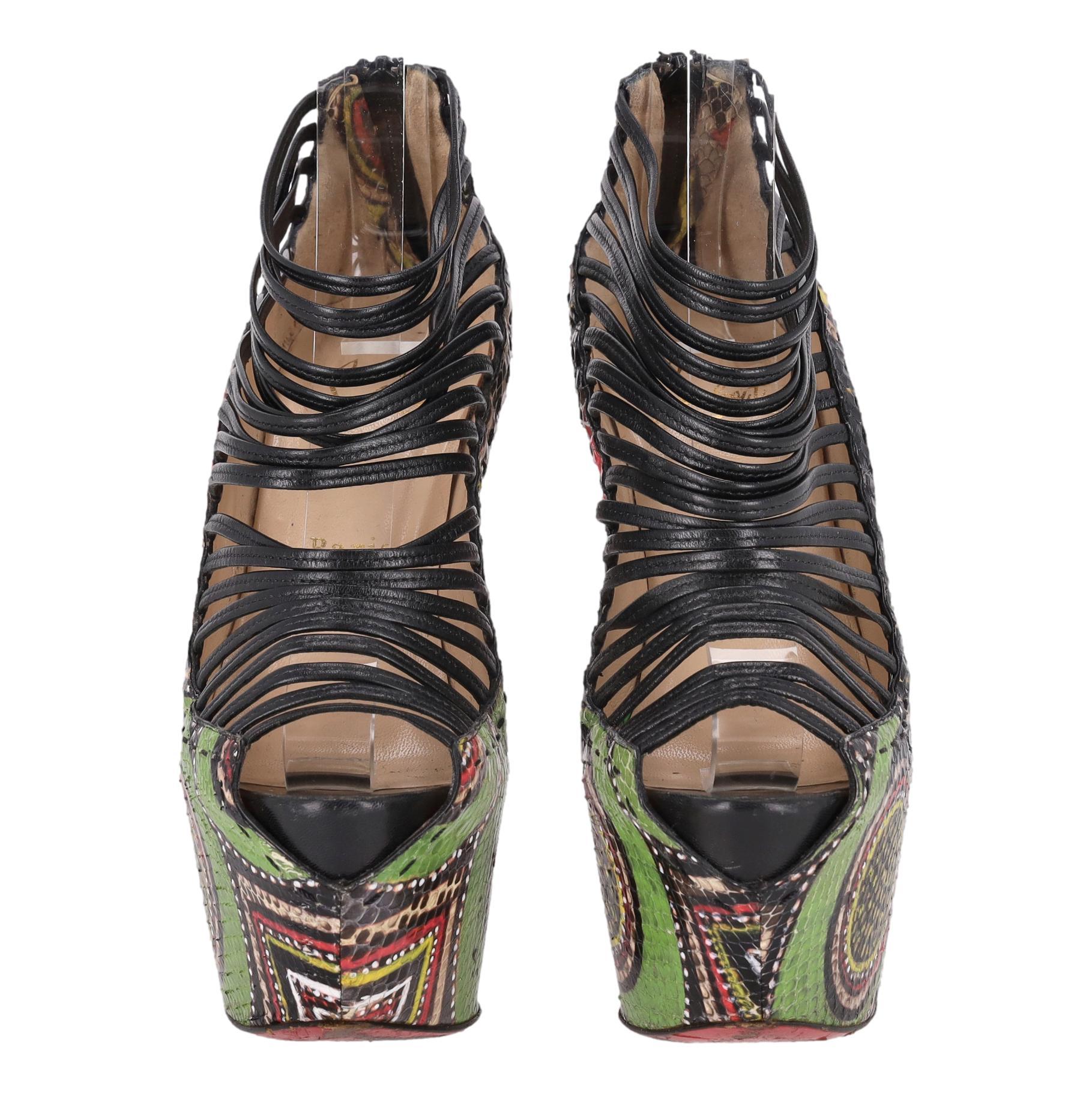 Christian Louboutin Ltd Edition Python Haut & Pony Haar Zoulou Heels

Mehrfarbige Absätze mit einem abstrakten, von Tribals inspirierten Muster, das von Hand auf exotisches Pythonleder gemalt wurde

Kombiniert mit einem eleganten Stilettoabsatz aus