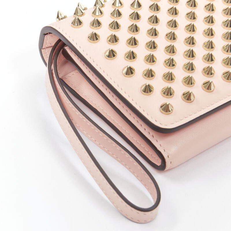CHRISTIAN LOUBOUTIN Pochette con portafoglio con borchie a spillo Macaron rosa oro In condizioni ottime in vendita a Hong Kong, NT