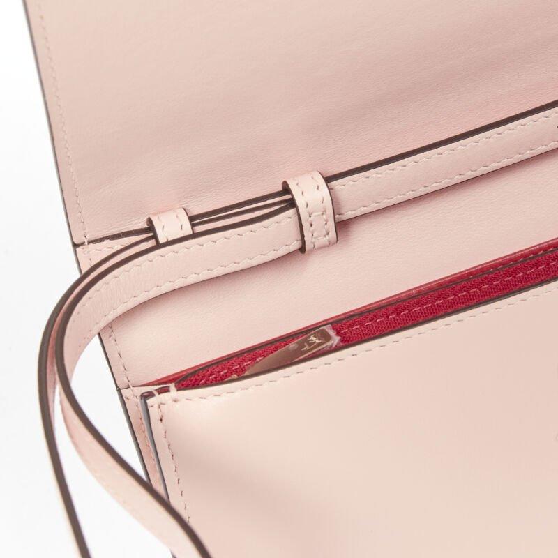 CHRISTIAN LOUBOUTIN Pochette con portafoglio con borchie a spillo Macaron rosa oro in vendita 1