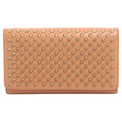Christian Louboutin Macaron Lange Brieftasche aus Leder mit Spike-Ohrsteckern aus Kamel